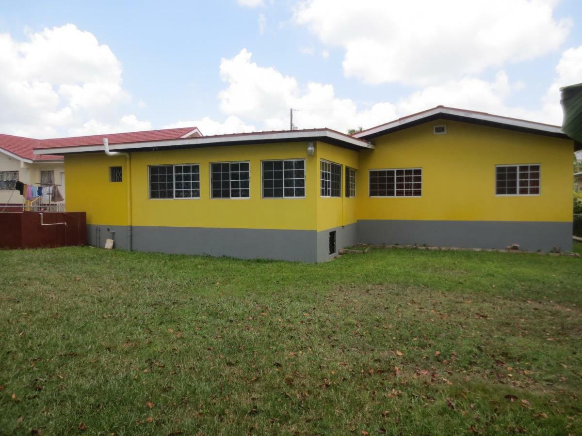 Chateau Yellow Mandeville Exterior photo