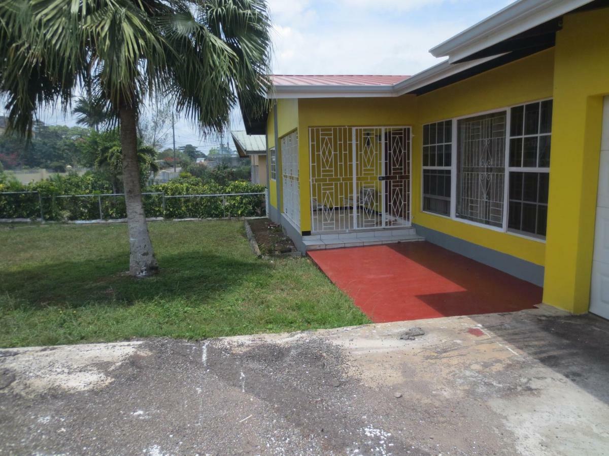 Chateau Yellow Mandeville Exterior photo